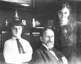 Ainda menino, com o pai e a mãe