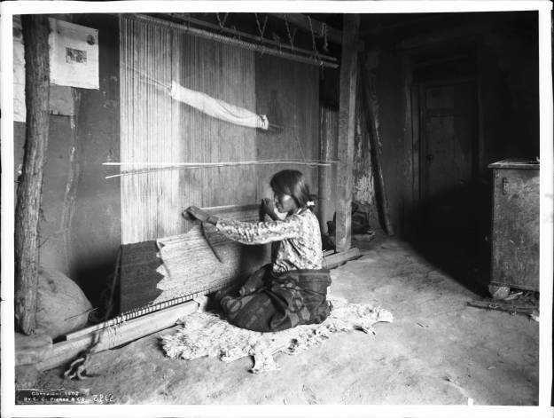 Nnavajo_Indian_woman_blanket_maker_weaving_a_blanket_at_a_loom,_ca.1901_(CHS-3262).jpg